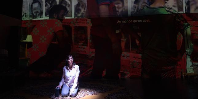 Sur la scène de La Colline, « T’embrasser sur le miel » évoque des petits riens effacés par la guerre