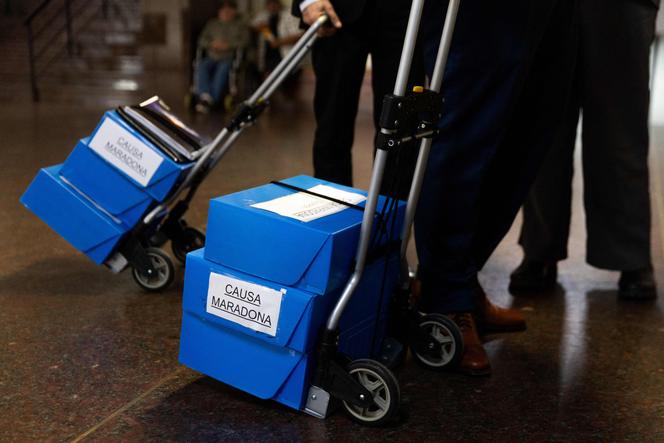 Des cartons portant l’inscription « affaire Maradona », au palais de justice de San Isidro, dans la province de Buenos Aires, le 2 octobre 2024.