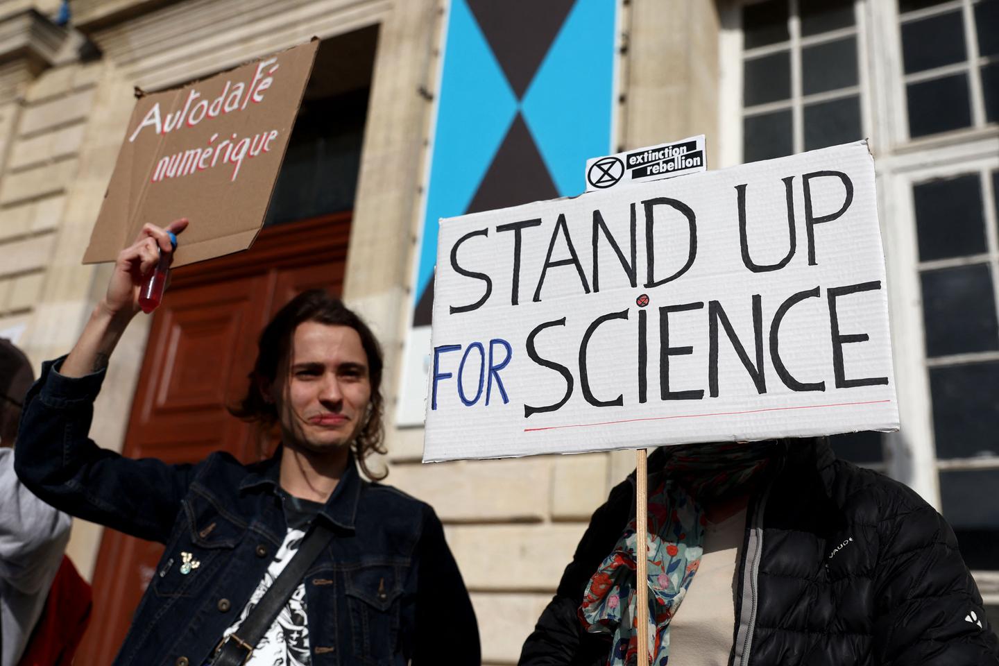 French research groups urged to welcome scientists fleeing US