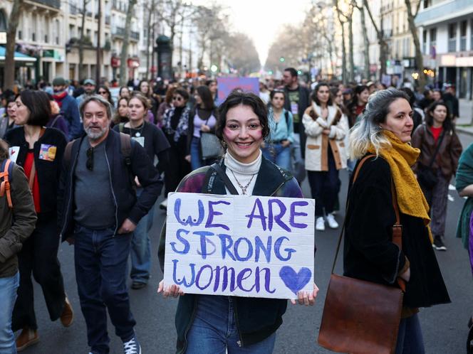 Demonstração em Paris por ocasião do Dia Internacional dos Direitos das Mulheres em 8 de março de 2025.
