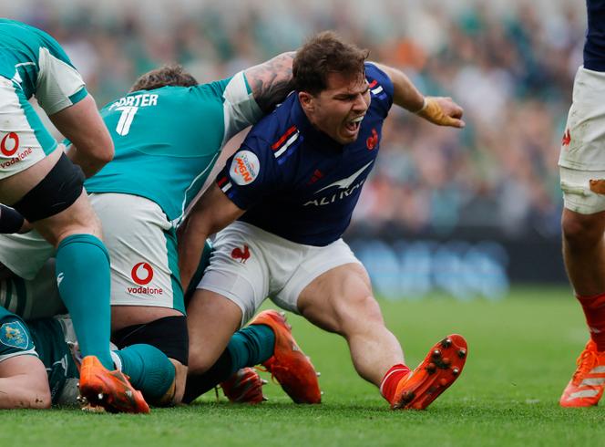 Tocado no joelho direito, Antoine Dupont saiu alojando durante o primeiro período. O resto de sua temporada parece comprometido, começando com a partida do Blues contra a Escócia no sábado, 15 de março.