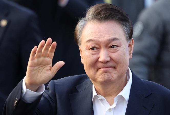 Le président sud-coréen Yoon Suk Yeol réagit alors qu’il quitte le centre de détention où il était retenu, à Séoul, le 8 mars 2025.
