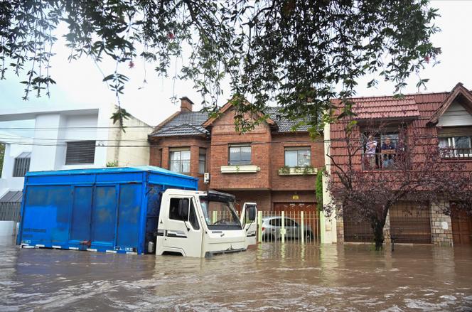 Uma rua inundada na cidade de Bahia Blanca, na província de Buenos Aires, Argentina, 7 de março de 2025.