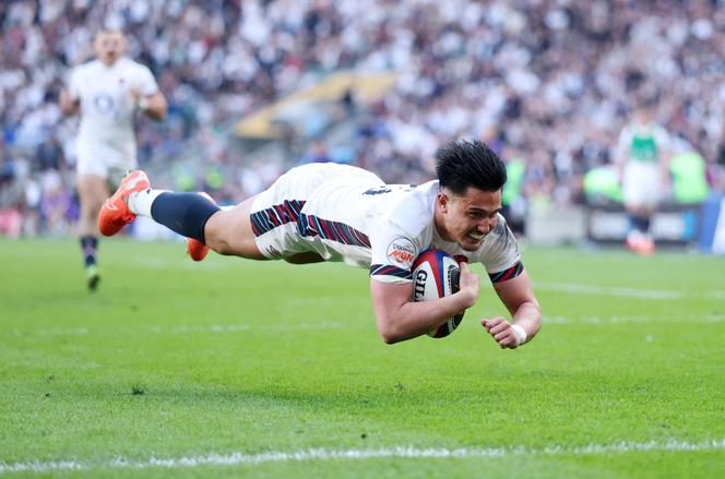O inglês Marcus Smith marcou um teste na vitória do XV da rosa contra a Itália, Twickenham (Inglaterra), no torneio das Seis Nações, domingo, 9 de março de 2025.