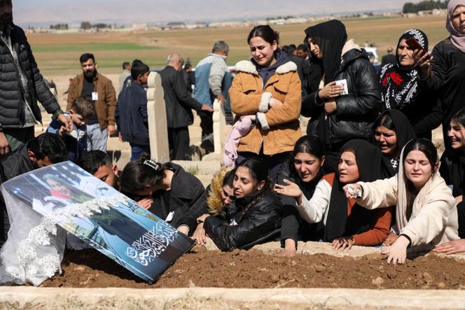 O funeral de uma vítima dos massacres perpetrou à margem dos confrontos entre as novas autoridades sírias e apoiadores do presidente caído Bashar al-Assad, em Kamechliyé, no oeste da Síria, em 9 de março de 2025.