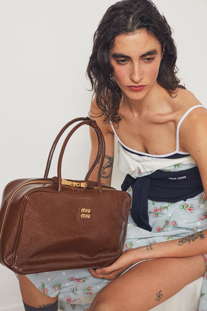 Sac Beau, en cuir Naplak verni, 2 950 €, robe, maillot de bain et pull, Miu Miu.