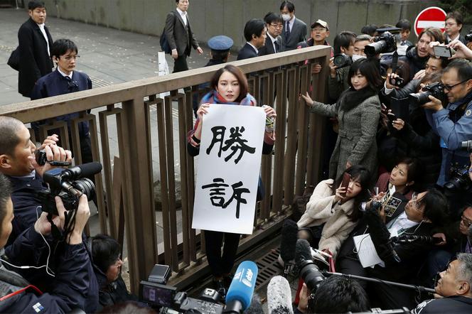 La journaliste japonaise Shiori Ito tient une banderole sur laquelle est écrit « Victoire » devant le tribunal de district de Tokyo après un verdict rendu à Tokyo, au Japon, sur cette photo prise par Kyodo le 18 décembre 2019.