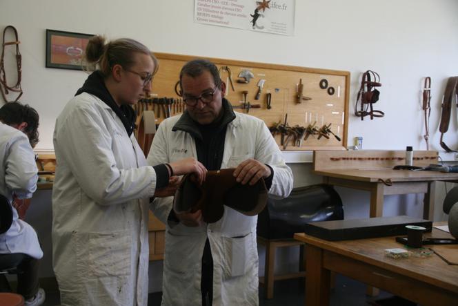Le formateur Vincent Dalodier et une apprentie, au Haras national du pin, le 3 mars 2025.