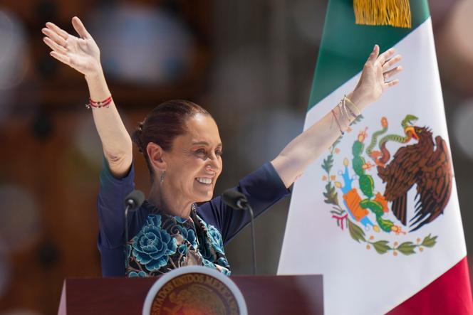 A presidente mexicana, Claudia Sheinbaum, saúda seus apoiadores durante uma manifestação na Cidade do México, em 9 de março de 2025.