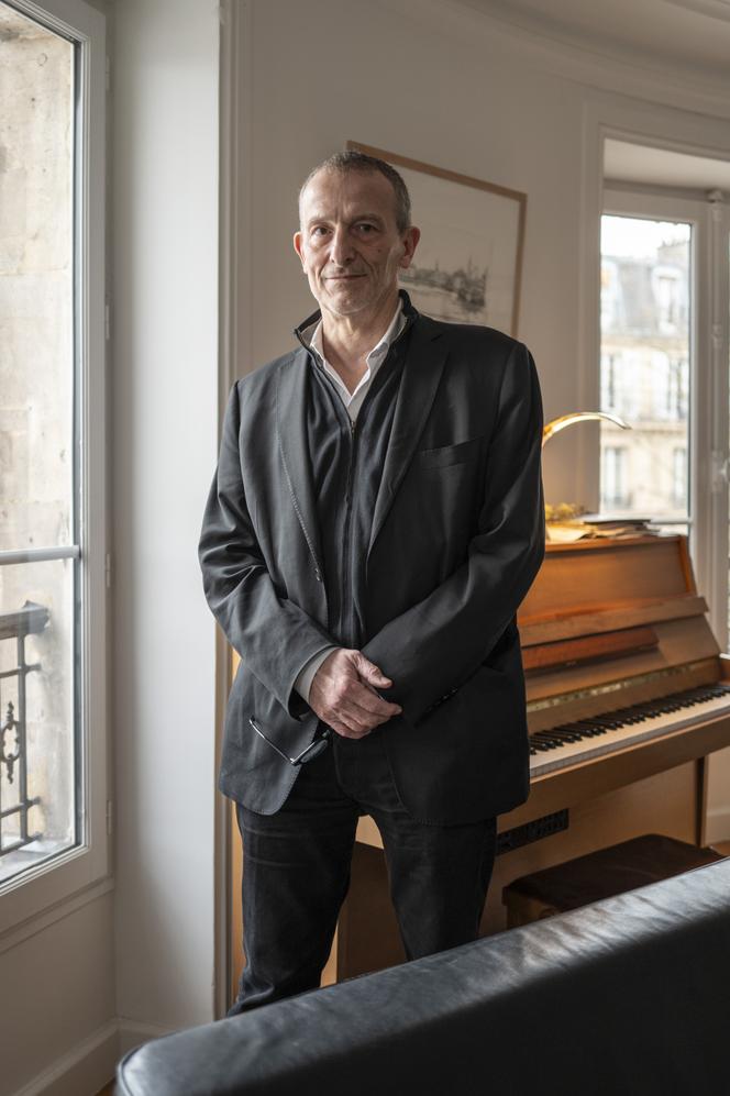 Portrait de Gilbert Cette, économiste, ex-membre du Conseil d'analyse économique et spécialiste dans l'étude du marché du travail, chez lui à Paris dans le 4e arrondissement.