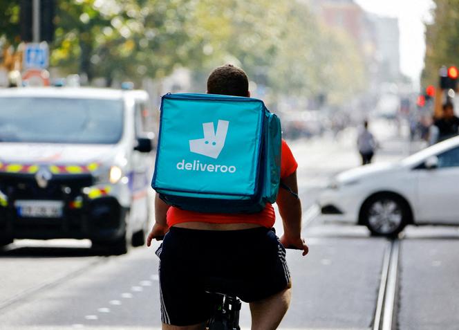 Un livreur avec un sac à dos Deliveroo roule à vélo à Nice, le 25 octobre 2022.