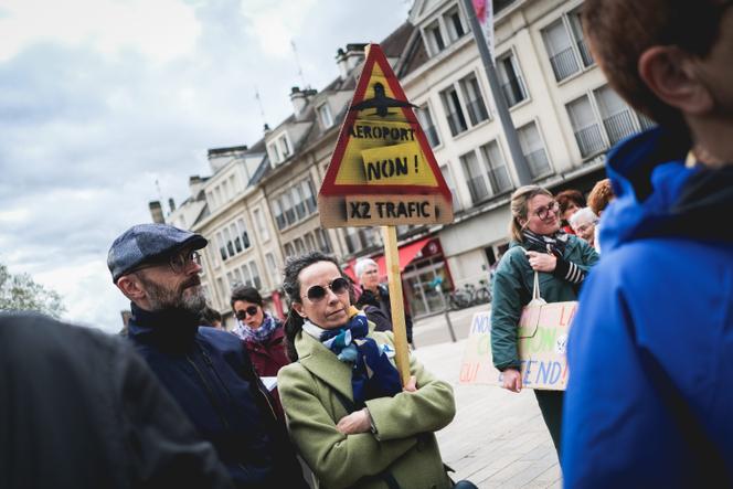 Manifestation à Beauvais pour s’opposer à l’augmentation du trafic aérien de l’aéroport de Paris-Beauvais, dans l’Oise, en juin 2024.