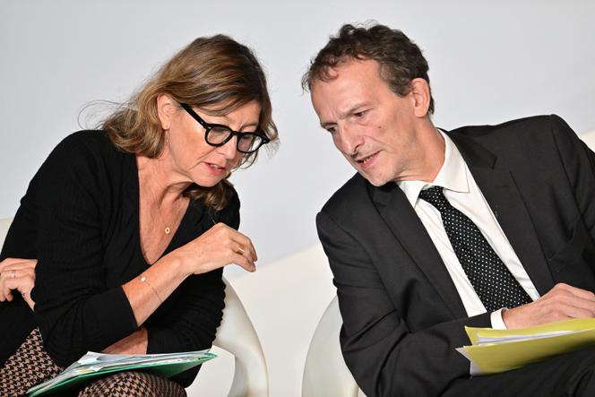 Gilbert Cette (à droite) et Sandrine Cazes, économiste principale à la Direction de l’emploi, du travail et des affaires sociales de l’OCDE, lors d’une conférence sociale, à Paris le 16 octobre 2023.