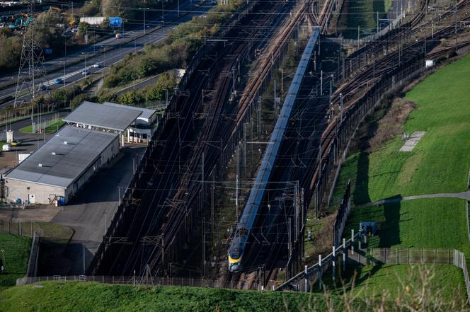 Um trem do Eurostar entra no túnel do canal, em Folkestone (Reino Unido) em 24 de outubro de 2024.