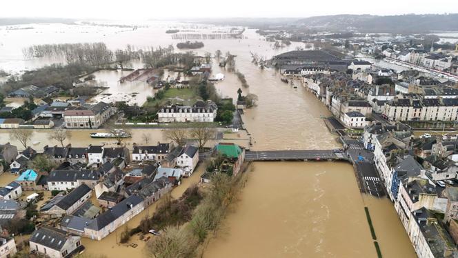 Une zone résidentielle submergée par les eaux, à Redon (Ille-et-Vilaine), le 31 janvier 2025.