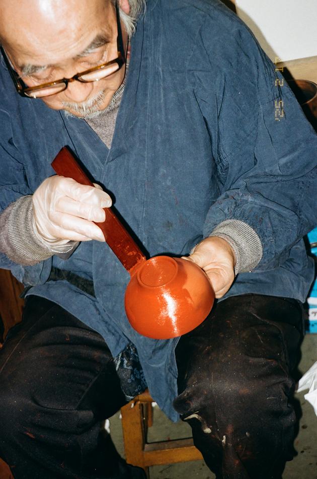 Master lacquerer Norio Ishimoto in his workshop in Kiso-Hirasawa (Nagano Prefecture).
