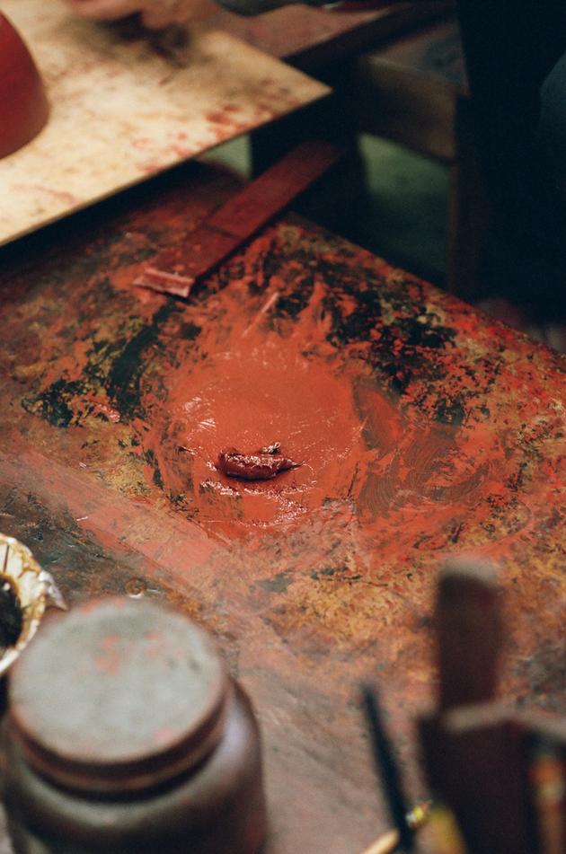 In the workshop of the Ishimoto couple, lacquer artist-painters, in Kiso-Hirasawa (Nagano Prefecture).