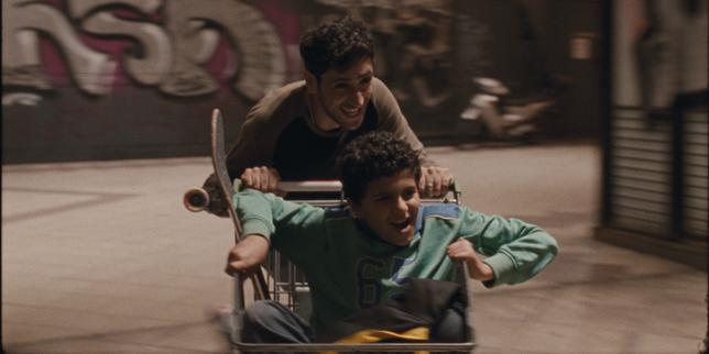 « Vers un pays inconnu », de Mahdi Fleifel, capte les jours incertains de réfugiés palestiniens à Athènes thumbnail