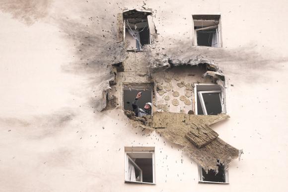Un immeuble touché par un drone ukrainien dans le village de Sapronovo, près de Moscou, en Russie, le 11 mars 2025.