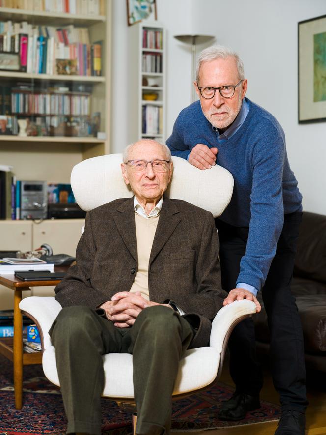 Charles Dreyfus (à gauche) et son fils, Michel, chez lui, à Boulogne-Billancourt, le 27 février 2025.