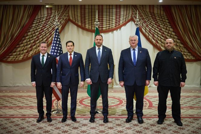 Le conseiller à la sécurité nationale de Donald Trump, Mike Waltz, le secrétaire d’Etat américain, Marco Rubio, le chef de cabinet de la présidence ukrainienne, Andriy Yermak, le ministre des affaires étrangères ukrainien, Andrii Sybiha, et le ministre de la défense ukrainien, Rustem Umerov, après leur rencontre à Djedda, en Arabie Saoudite, mardi 11 mars 2025.