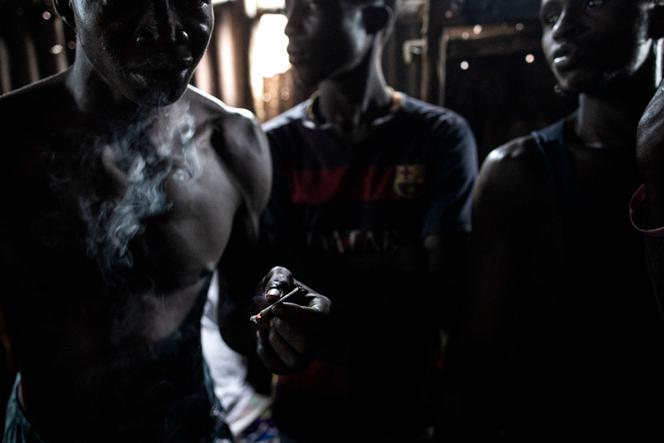 Des consommateurs de kush, à Freetown, en juin 2023.