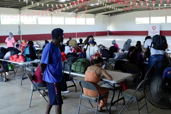 Des migrants, expulsés des Etats-Unis dans le cadre d’un accord entre l’administration Trump et le Panama, arrivent dans un centre d’hébergement de Panama City, le 11 mars 2025.