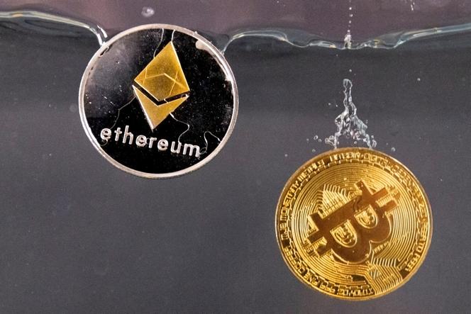 Des représentations physiques des cryptomonnaies Bitcoin et Ethereum.