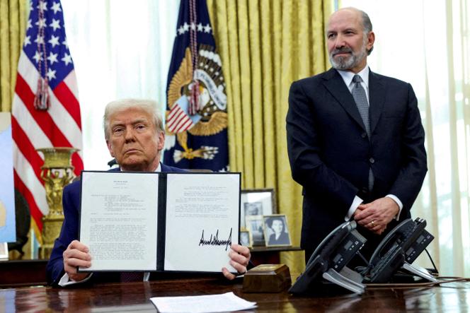 Donald Trump e o Secretário de Comércio, Howard Lunick, em 13 de fevereiro na Casa Branca. 