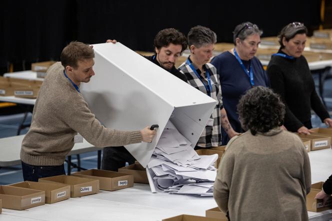 Des agents électoraux se préparent au dépouillement des votes lors des législatives, à Nuuk, au Groenland, mardi 11 mars 2025.
