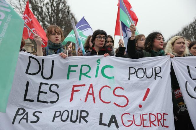 Manifestation étudiante organisée par une large coalition intersyndicale pour protester contre les mesures d’austérité dans l’enseignement supérieur et la recherche, à Paris, le 11 mars 2025.