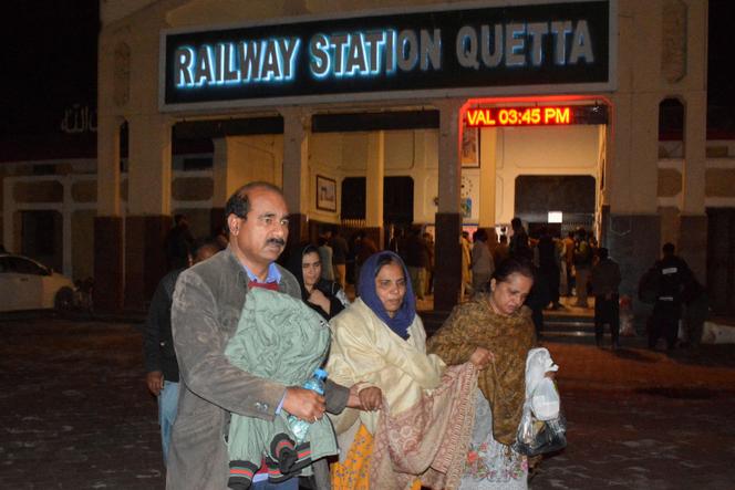 Os passageiros sobreviveram pelo trem atacado por separatistas do Baloutchistão, na estação Quetta, Paquistão, 12 de março de 2025.