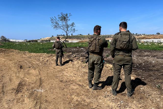 Des soldats israéliens patrouillent près de la frontière entre Israël et le Liban, le 12 mars 2025. 