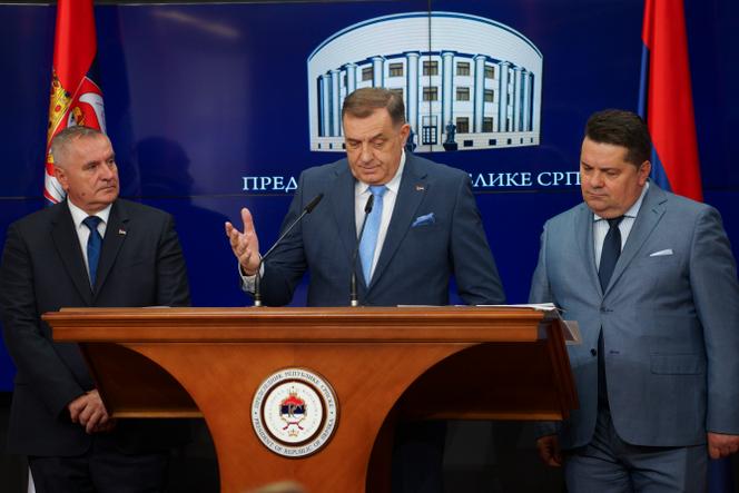 Le président de l’entité serbe de Bosnie, Milorad Dodik, entouré de son premier ministre, Radovan Viskovic (à gauche) et du président du Parlement, Nenad Stevandic (à droite), lors d’une conférence de presse à Banja Luka, en Bosnie-Herzégovine, le 12 mars 2025. 