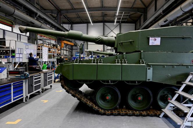 Une future ligne de production de Rheinmetall photographiée en février 2024 à Unterluess, Allemagne, lors d’une visite du chancelier Olaf Scholz et du ministre de la défense Boris Pistorius.