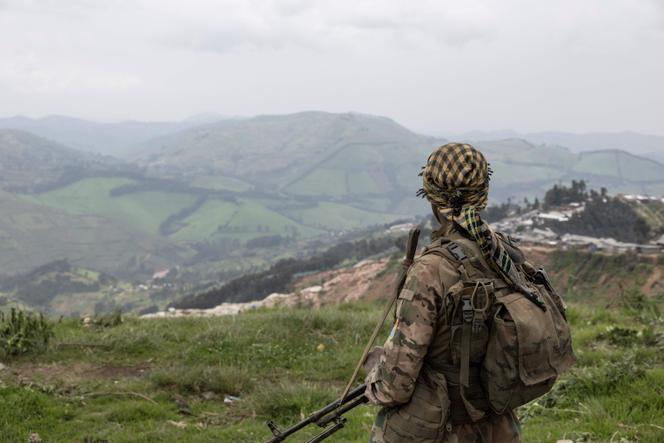 Un soldat  du groupe antigouvernemental M23, à Rubaya (RDC), le 5 mars 2025.