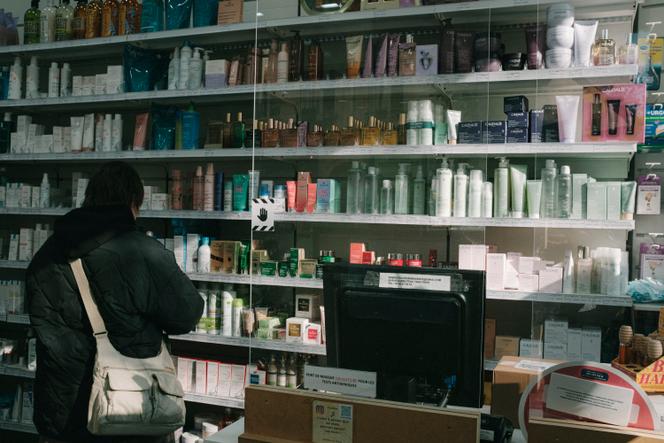 Une pharmacie à Paris, le 3 mars 2025.