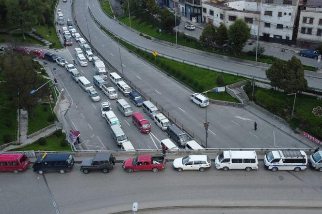 Des véhicules faisant la queue pour faire le plein en raison de la pénurie d’essence et de diesel, à La Paz, en Bolivie, le 13 mars 2025.