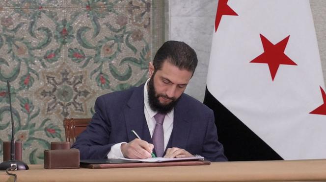Ahmed al-Charaa, presidente interino sírio, assinou uma declaração constitucional, em Damasco, 13 de março de 2025.