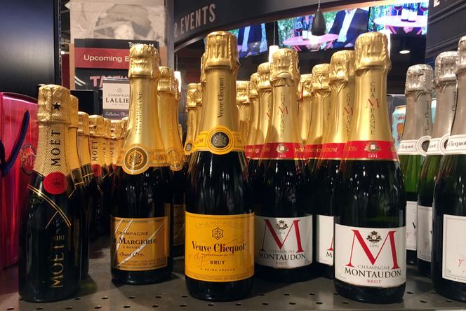 Des bouteilles de champagne sont exposées dans un magasin de spiritueux, le 3 décembre 2019 à Arlington, en Virginie.
