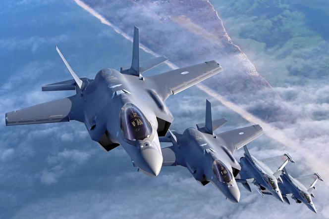 Dois aviões de combate holandês F-35A (em primeiro plano) e duas explosões francesas durante um exercício acima da Baía de Gdansk, Polônia, 21 de março de 2023.