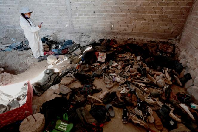 Um voluntário do coletivo Guerreros Buscadorores tira uma foto dos sapatos encontrados no Izaguirre Ranch em 5 de março de 2025.