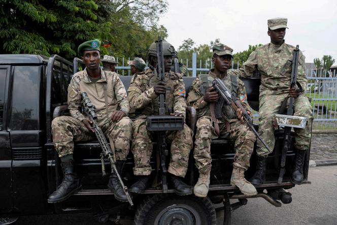 Lutadores do grupo armado do M23, na fronteira com Ruanda, entre as cidades de Goma (República Democrática do Congo) e Gisenyi, em 1º de março de 2025.