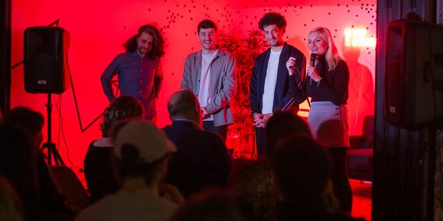 Un comedy club pour « rire du travail après le travail »