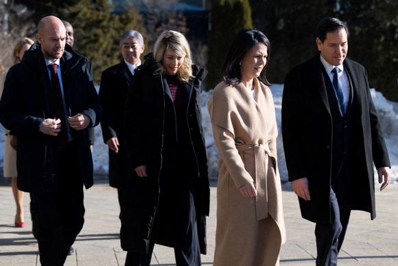 Les ministres français des Affaires étrangères, Jean-Noël Barrot, Canadien, Mélanie Joly, allemand, Annalena Baerbock, et le secrétaire d'État américain, Marco Rubio, à La Malbeie, dans la région de Charlevoix (Québec, Canada), le 13 mars 2025.
