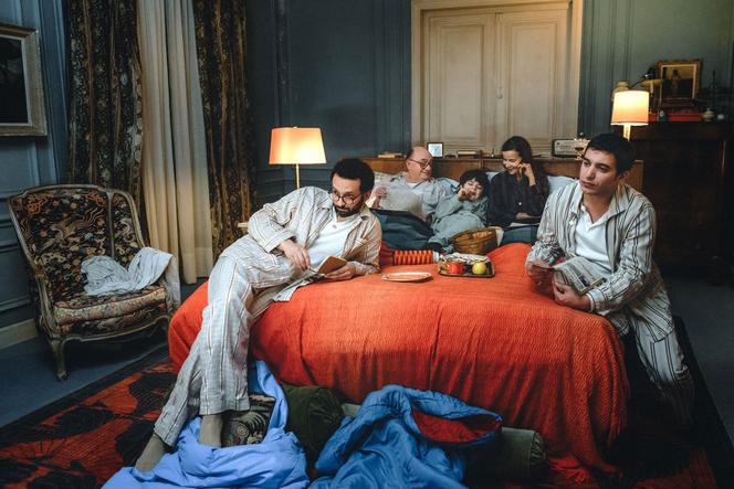 Grand-Oncle (William Lebghil), Père-Grand (Michel Blanc), Mère-Grand (Dominique Reymond) et Petit-Oncle (Aurélien Gabrielli), dans « La Cache », de Lionel Baier.