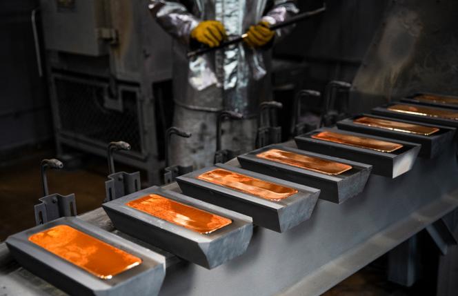 Um funcionário flui barras de ouro puro a 99,99 % em uma oficina de produção da preciosa planta de metal da Krastsvetmet Company, na cidade da Sibéria, em Krasnoïarsk, na Rússia, em 23 de maio de 2024.