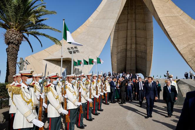 Emmanuel Macron au Monument des martyrs, à Alger, le 25 août 2022, année du soixantième anniversaire de l’indépendance de l’Algérie.