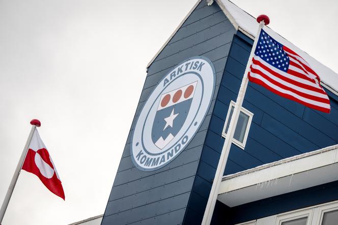 Les drapeaux groenlandais et américain flottent au commandement arctique des forces armées danoises, à Nuuk, au Groenland, le 14 mars 2025.