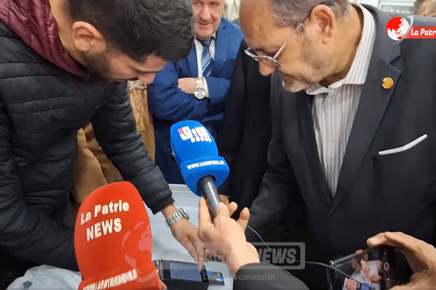 En Algérie, « on filme encore des officiels qui découvrent la carte bancaire »